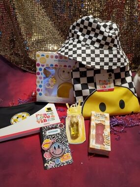Happy Face Checkered Trendy Bundle